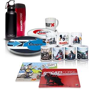  Verschiedene Motorrad-Accessoires zum Essen und Trinken, darunter Tassen, Trinkflaschen und Tabletts von Marken wie Ducati und Vespa, mit diversen Motiven und Designs.